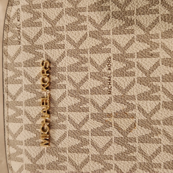 Michael Kors Jet Set Travel Crossbody in ivory - Picture 3 of 8